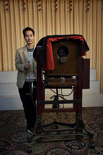 The dust-ridden old-fashioned camera trundled by photographer Wang Bidong, leads us to look back at 60 years of memory bound to ?Youth? photo studio.  Howie